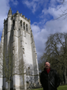 Alain Nadaud devant l'abbaye du Bec en Normandie